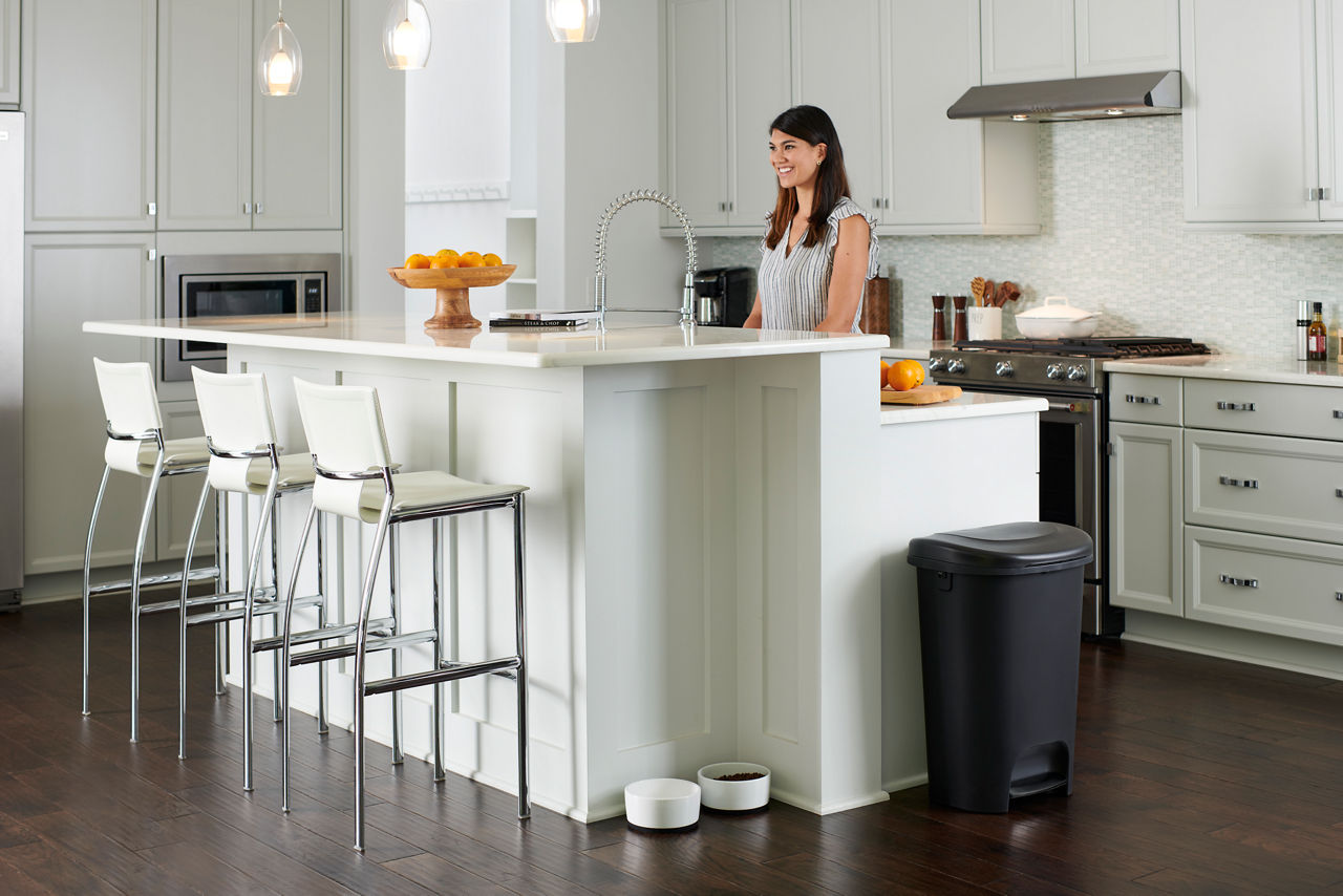 Classic Step-On Trash Can - US 8000